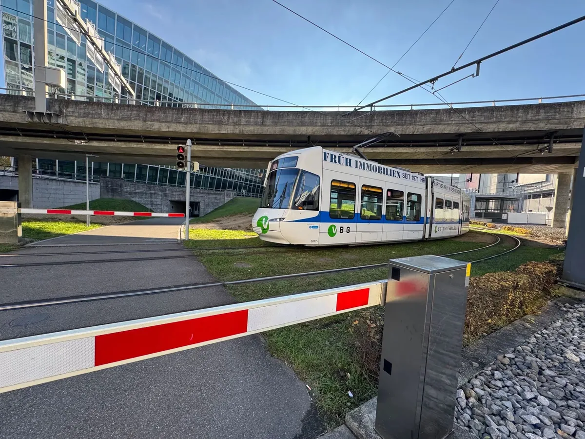 Eine Bahn fährt auf einem Gleis.